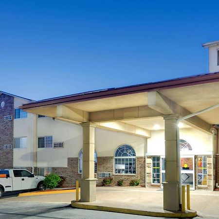 Super 8 by Wyndham Kansas City Bagian luar foto