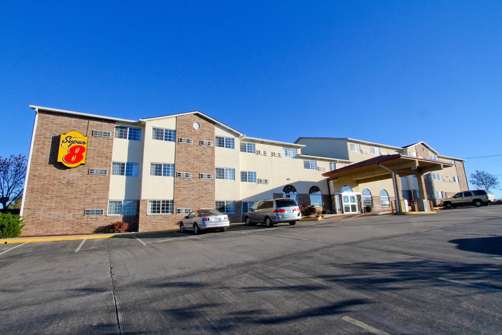 Super 8 by Wyndham Kansas City Bagian luar foto