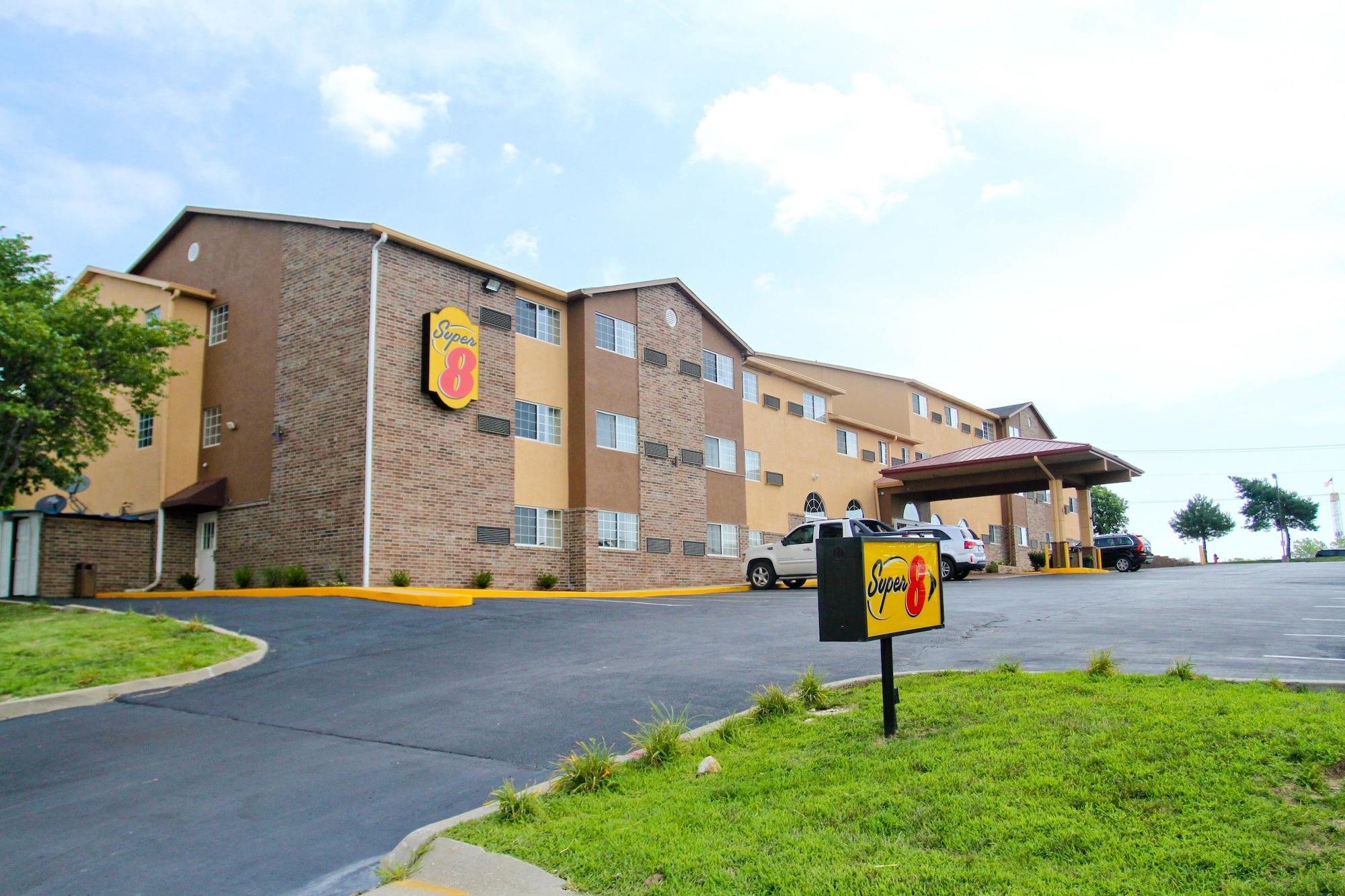 Super 8 by Wyndham Kansas City Bagian luar foto