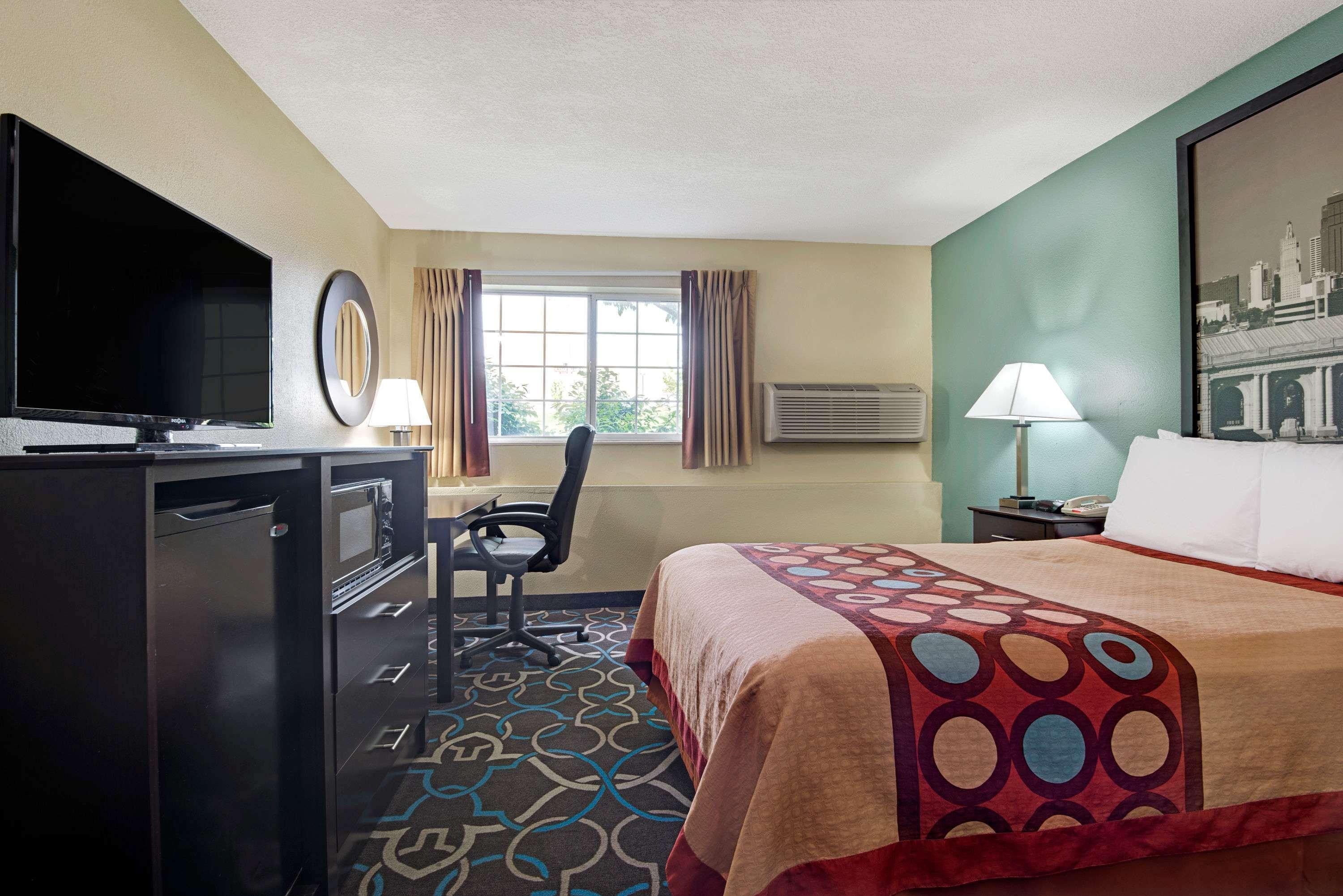 Super 8 by Wyndham Kansas City Bagian luar foto