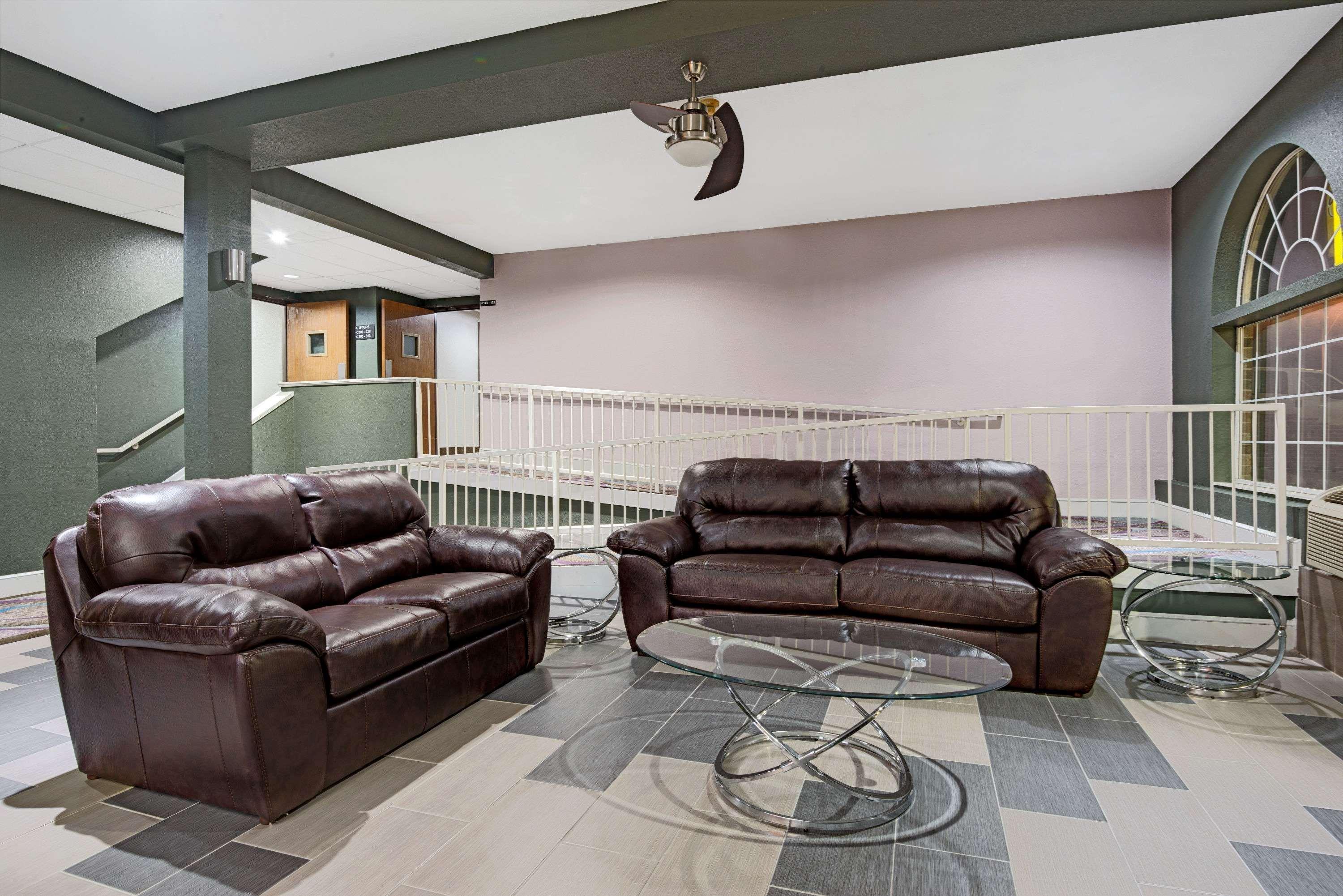 Super 8 by Wyndham Kansas City Bagian luar foto