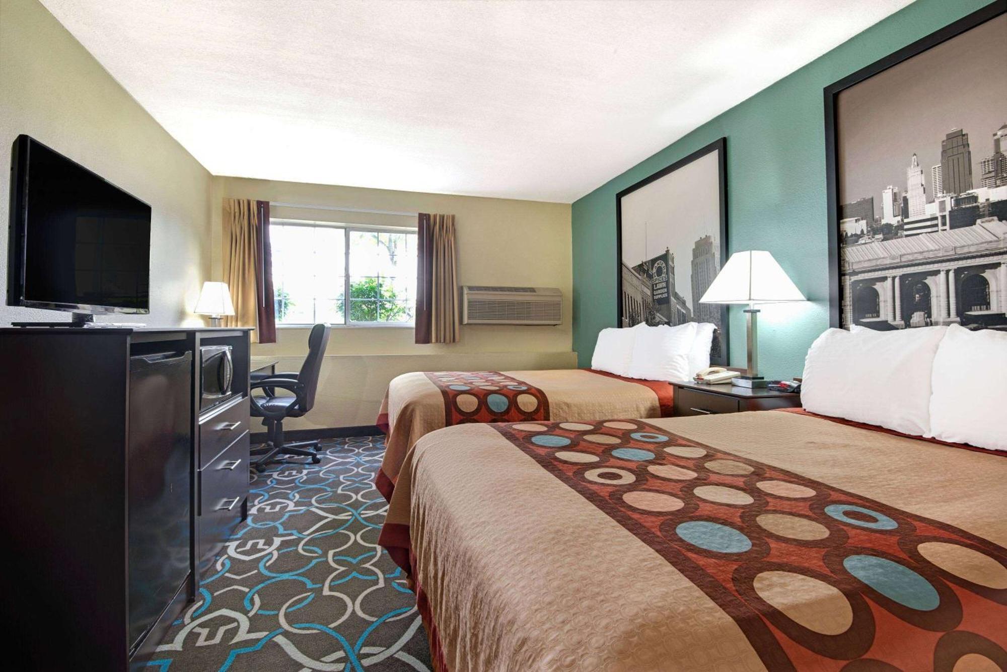 Super 8 by Wyndham Kansas City Bagian luar foto