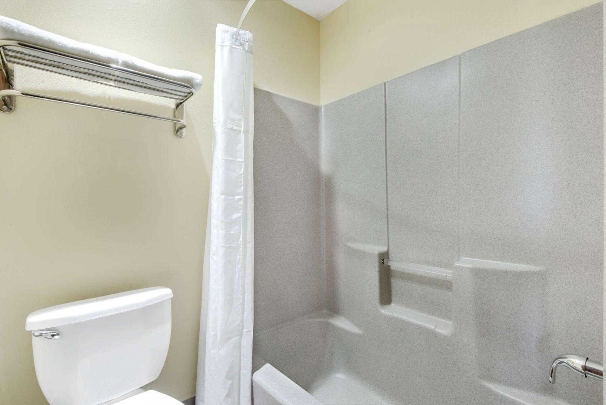 Super 8 by Wyndham Kansas City Bagian luar foto