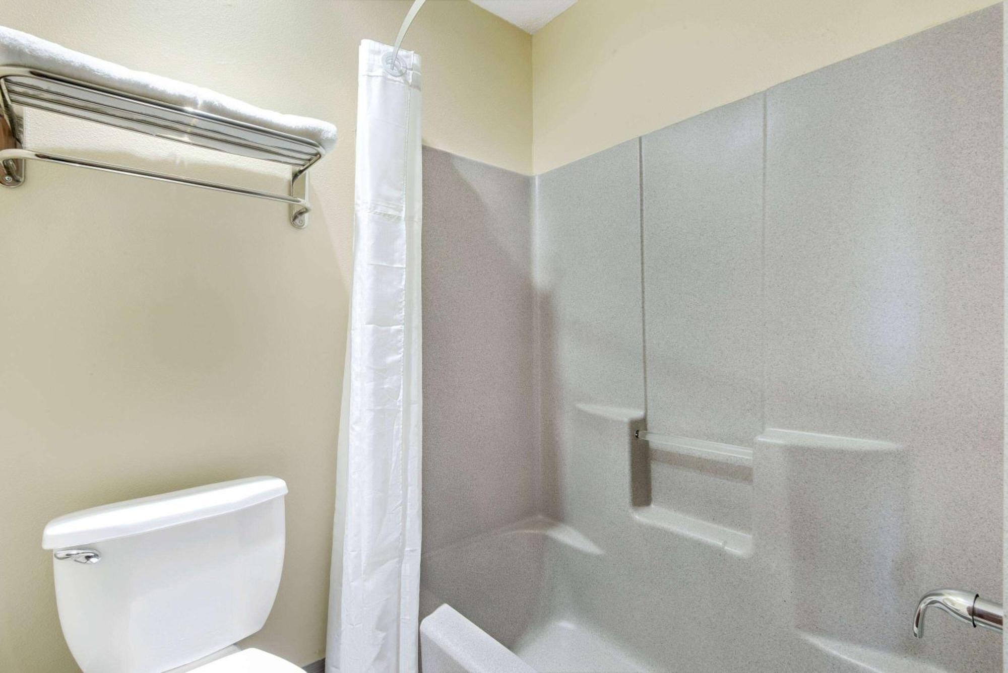 Super 8 by Wyndham Kansas City Bagian luar foto