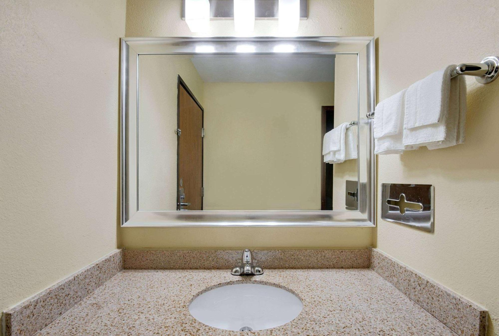 Super 8 by Wyndham Kansas City Bagian luar foto