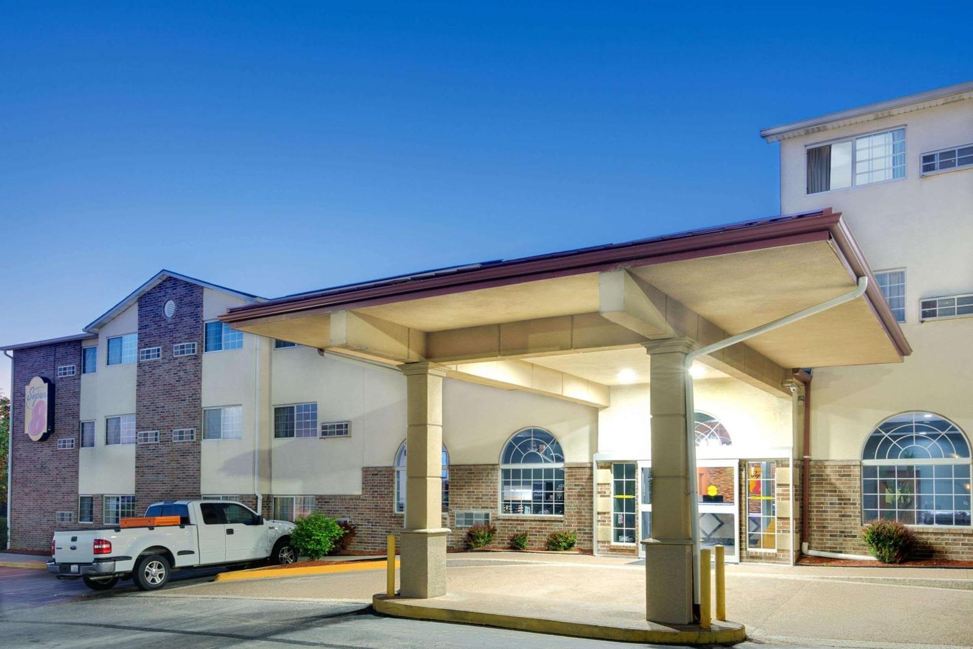 Super 8 by Wyndham Kansas City Bagian luar foto