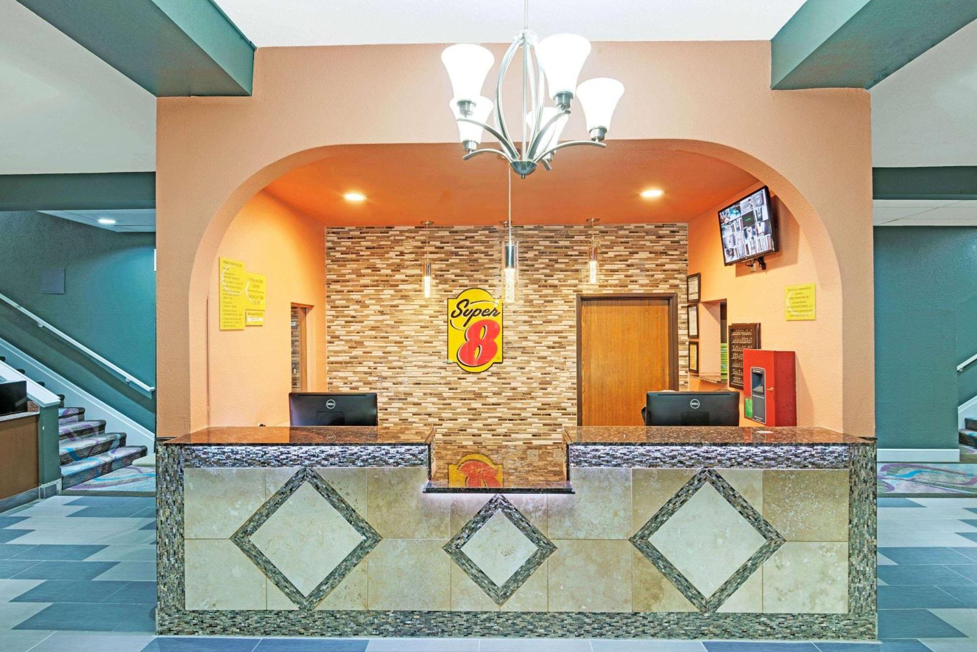 Super 8 by Wyndham Kansas City Bagian luar foto