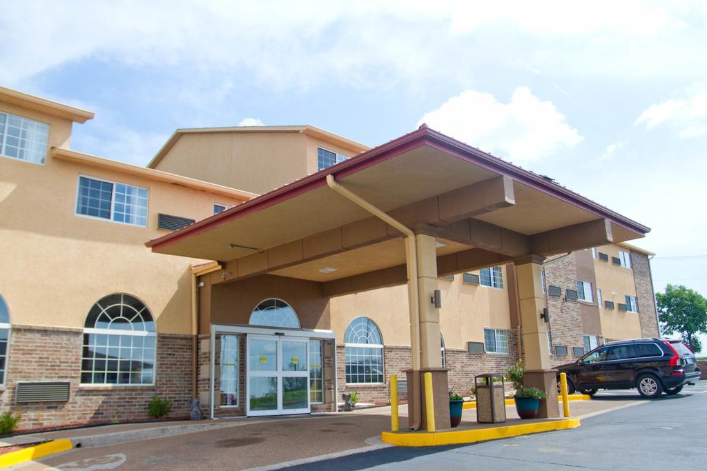 Super 8 by Wyndham Kansas City Bagian luar foto