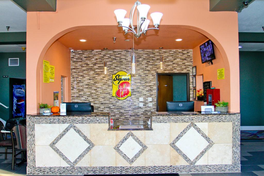 Super 8 by Wyndham Kansas City Bagian luar foto