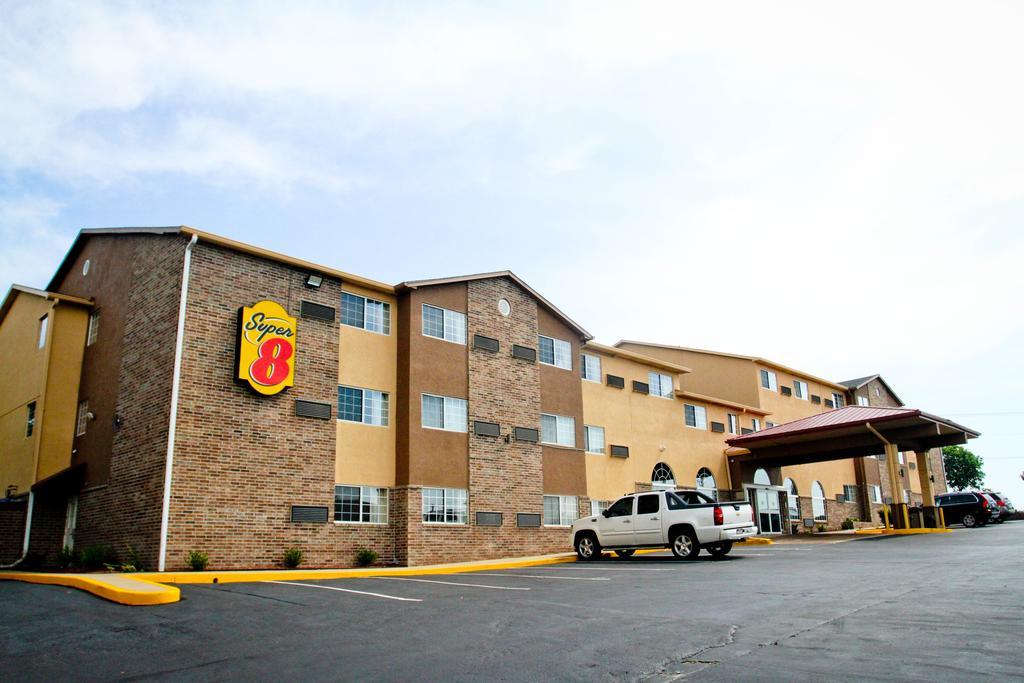 Super 8 by Wyndham Kansas City Bagian luar foto