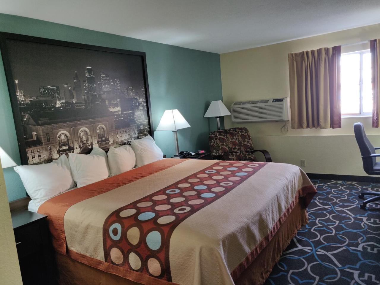 Super 8 by Wyndham Kansas City Bagian luar foto