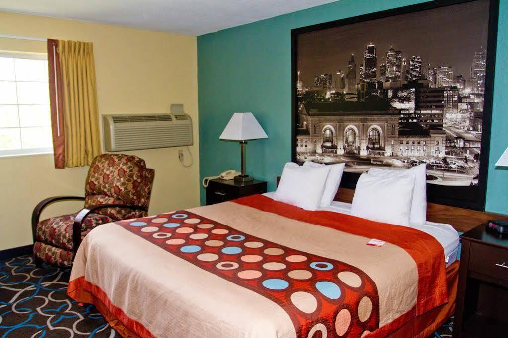 Super 8 by Wyndham Kansas City Bagian luar foto